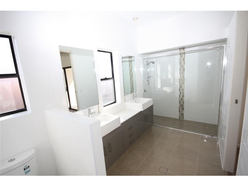 2/2 Comore Drive, Varsity Lakes QLD 4227