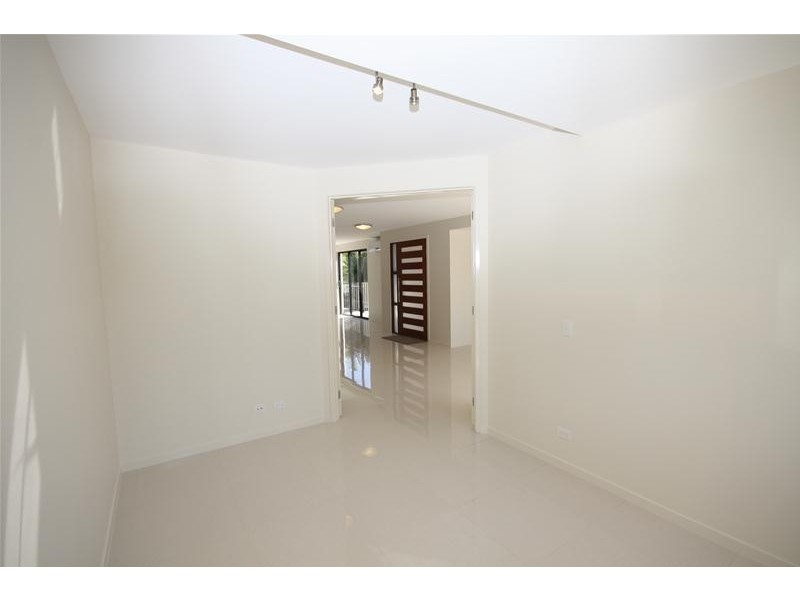 2/2 Comore Drive, Varsity Lakes QLD 4227