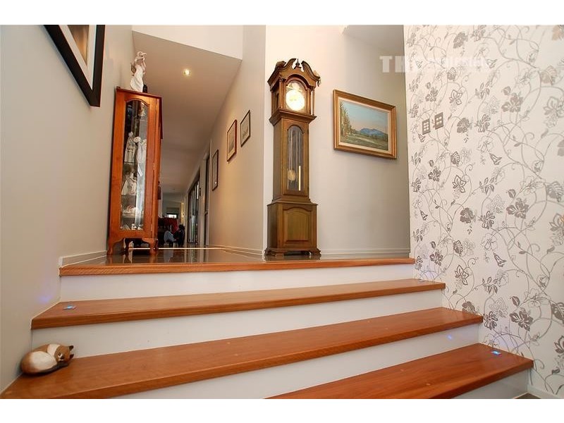 8 Kambah Place, Reedy Creek QLD 4227