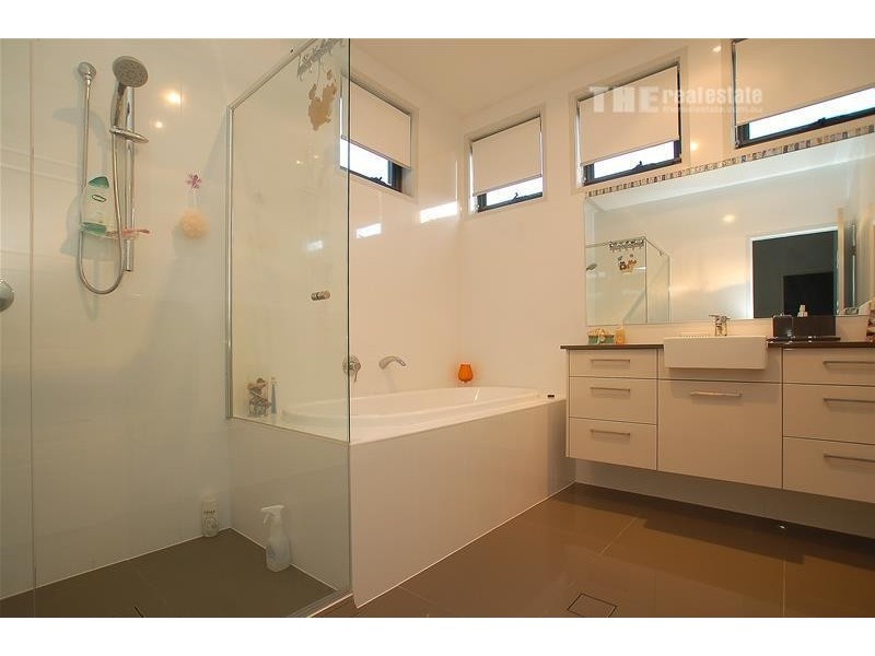 8 Kambah Place, Reedy Creek QLD 4227