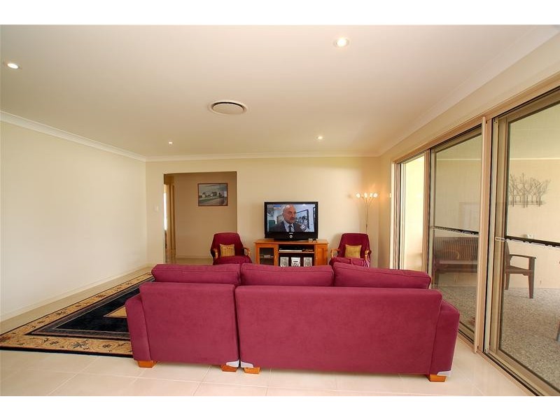 8 Lowell Street, Reedy Creek QLD 4227