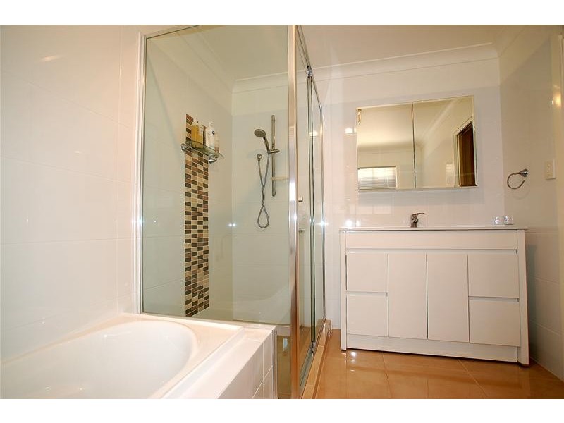 8 Lowell Street, Reedy Creek QLD 4227