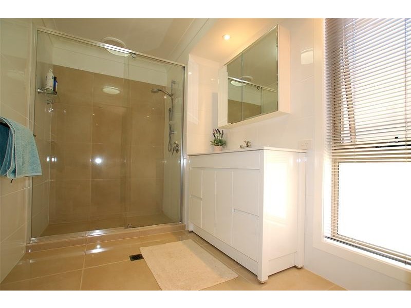 8 Lowell Street, Reedy Creek QLD 4227