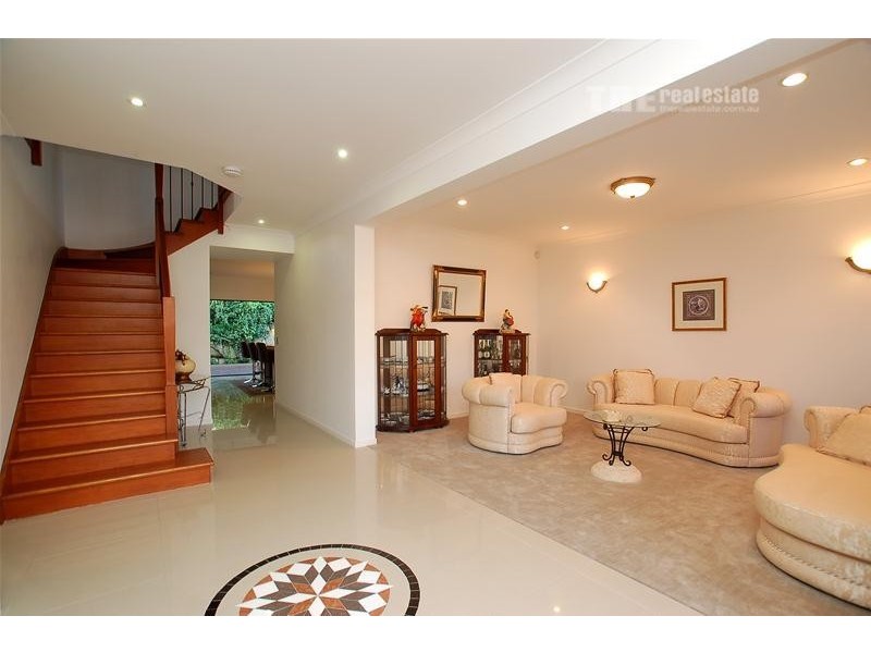 32 Azzurra Drive, Varsity Lakes QLD 4227