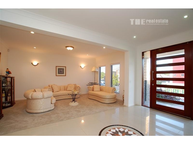 32 Azzurra Drive, Varsity Lakes QLD 4227