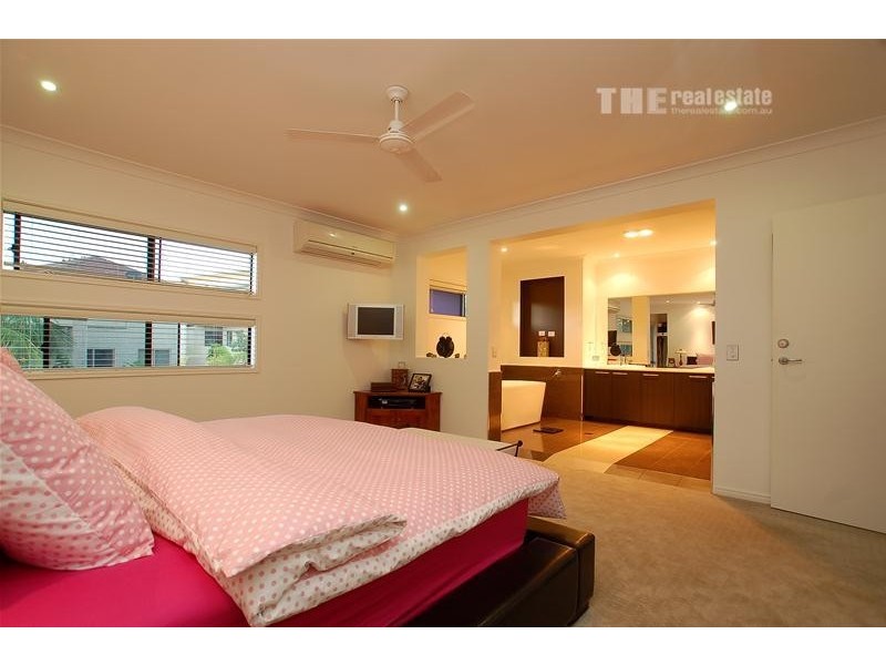 32 Azzurra Drive, Varsity Lakes QLD 4227