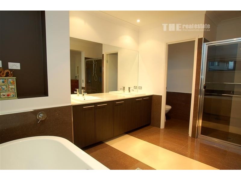 32 Azzurra Drive, Varsity Lakes QLD 4227