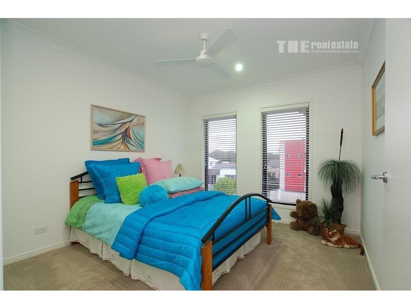 32 Azzurra Drive, Varsity Lakes QLD 4227