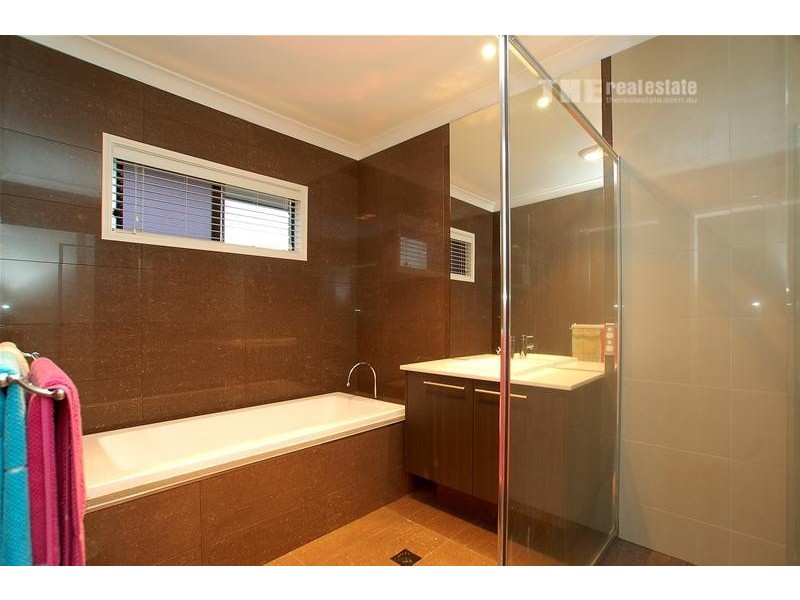 32 Azzurra Drive, Varsity Lakes QLD 4227