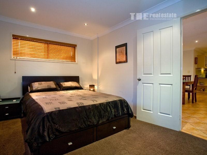 19 Clinton Avenue, Burleigh Waters QLD 4220