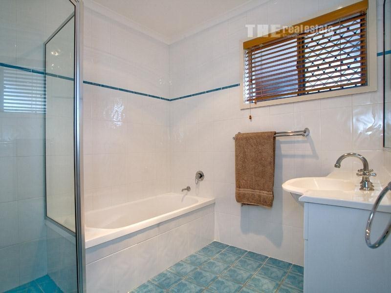 19 Clinton Avenue, Burleigh Waters QLD 4220