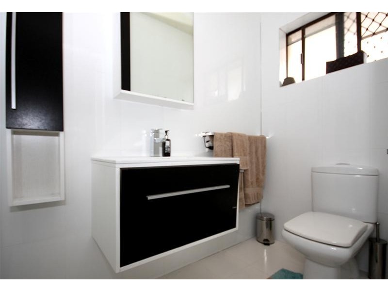 51 Bordeaux Parade, Mermaid Waters QLD 4218