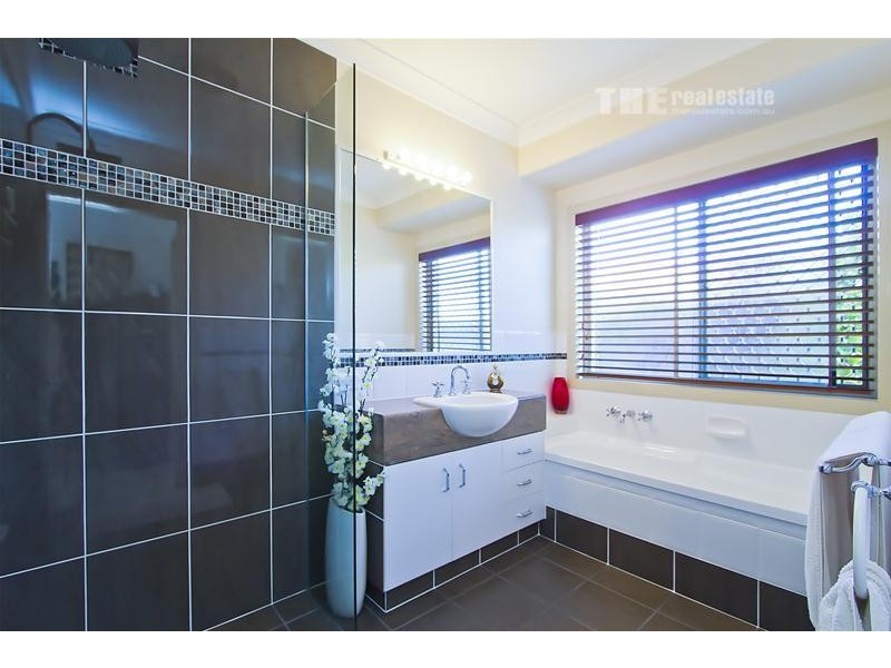 6 Shoalwater Court, Burleigh Waters QLD 4220