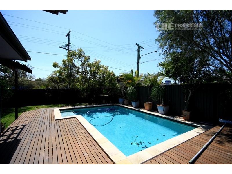 24 Page Parade, Burleigh Heads QLD 4220