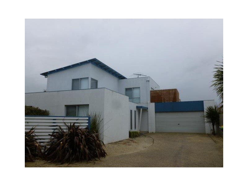 2/1C Boscarne Avenue, Torquay VIC 3228