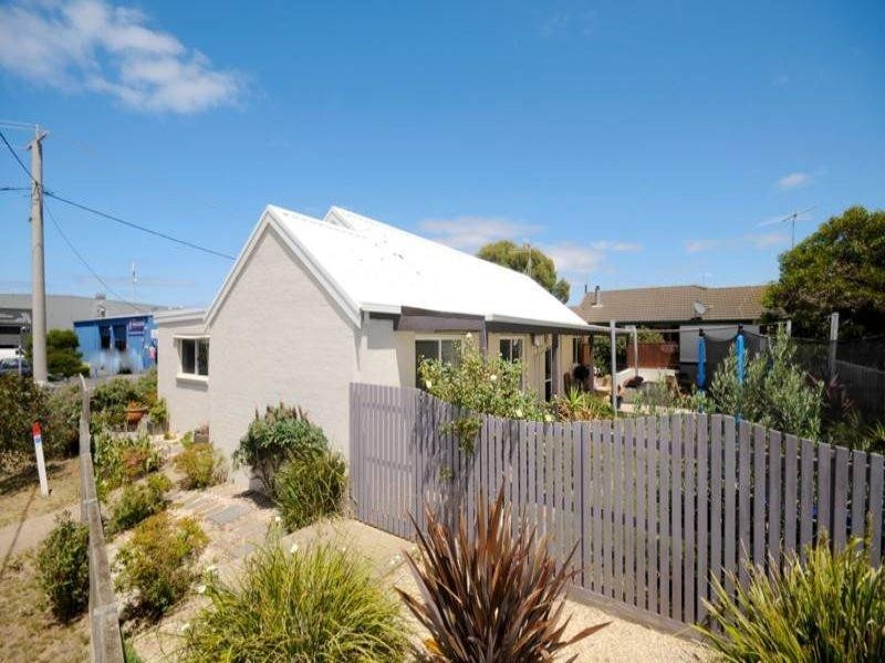 98 Beach Road, Torquay VIC 3228