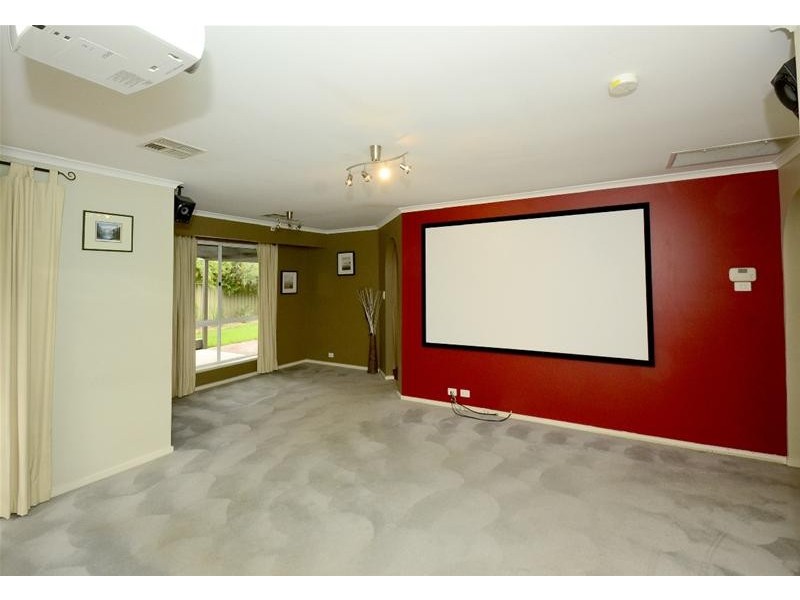 16 Coonawarra Close, Woodcroft SA 5162