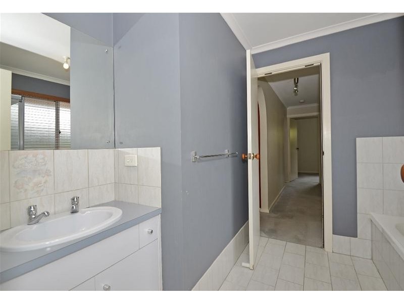 16 Coonawarra Close, Woodcroft SA 5162