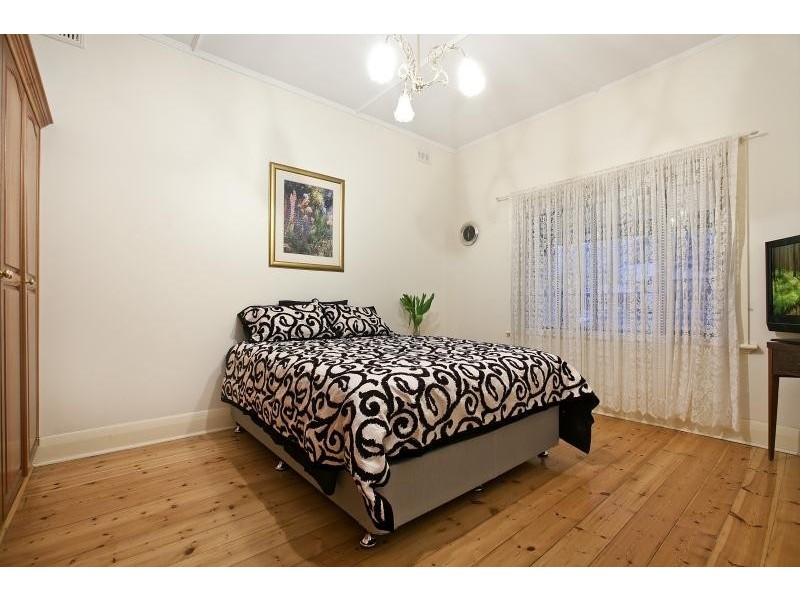 17 Glengarry Avenue, Glandore SA 5037