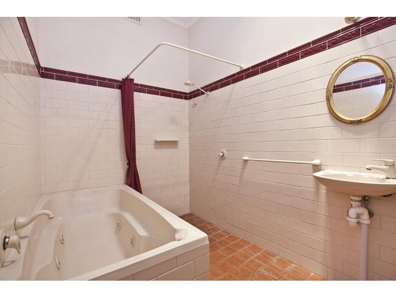 17 Glengarry Avenue, Glandore SA 5037