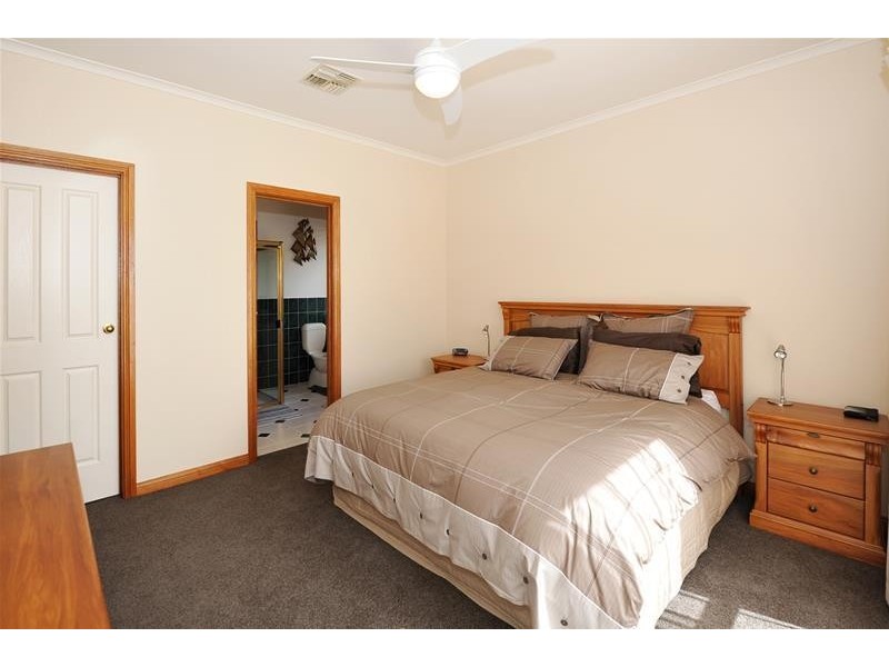 17 Gleneagles Road, Aberfoyle Park SA 5159