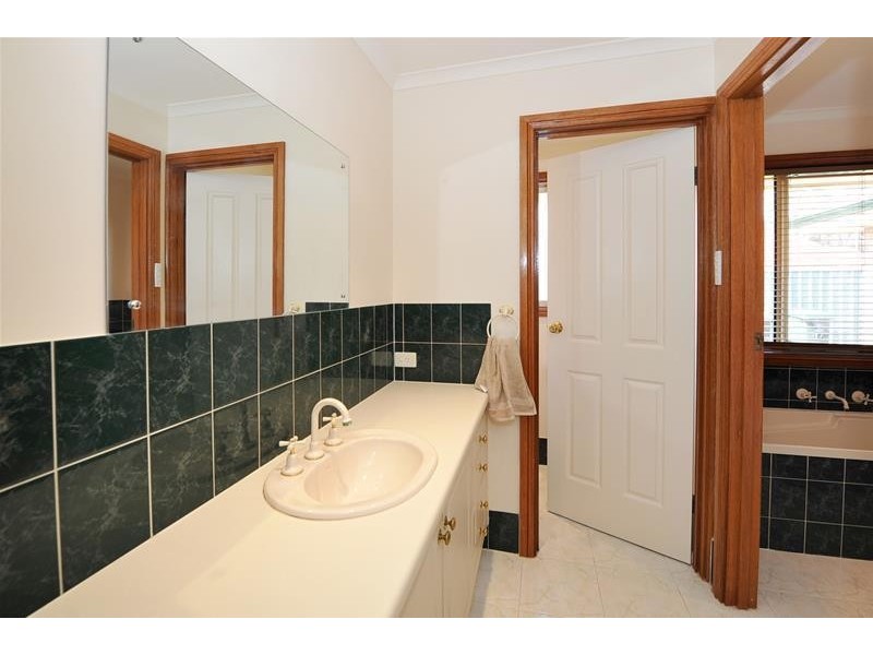 17 Gleneagles Road, Aberfoyle Park SA 5159