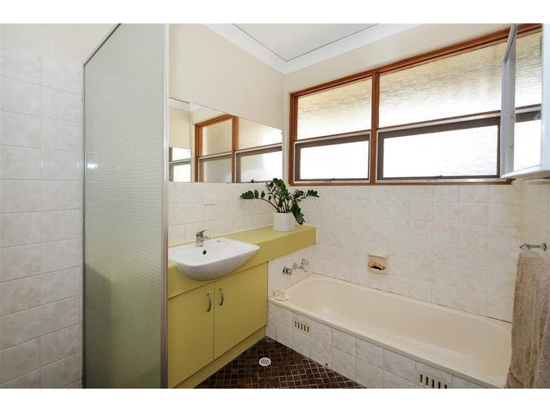 4 Amberly Drive, Happy Valley SA 5159