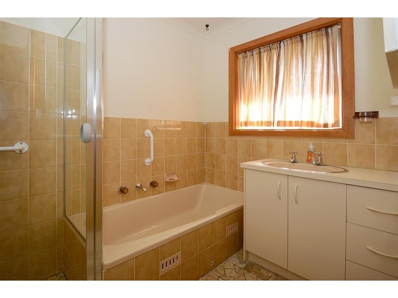 2 Gundowringa Avenue, Happy Valley SA 5159