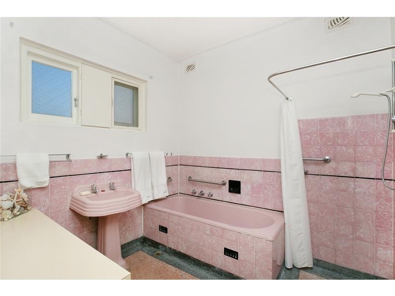 4 Gurrs Road, Seaton SA 5023