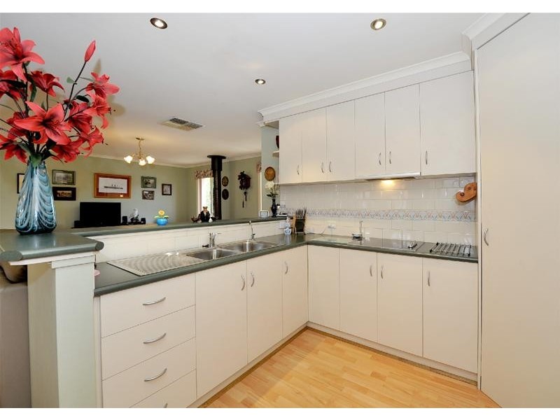 6 Warburton Drive, Woodcroft SA 5162