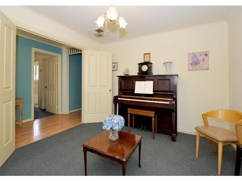 6 Warburton Drive, Woodcroft SA 5162