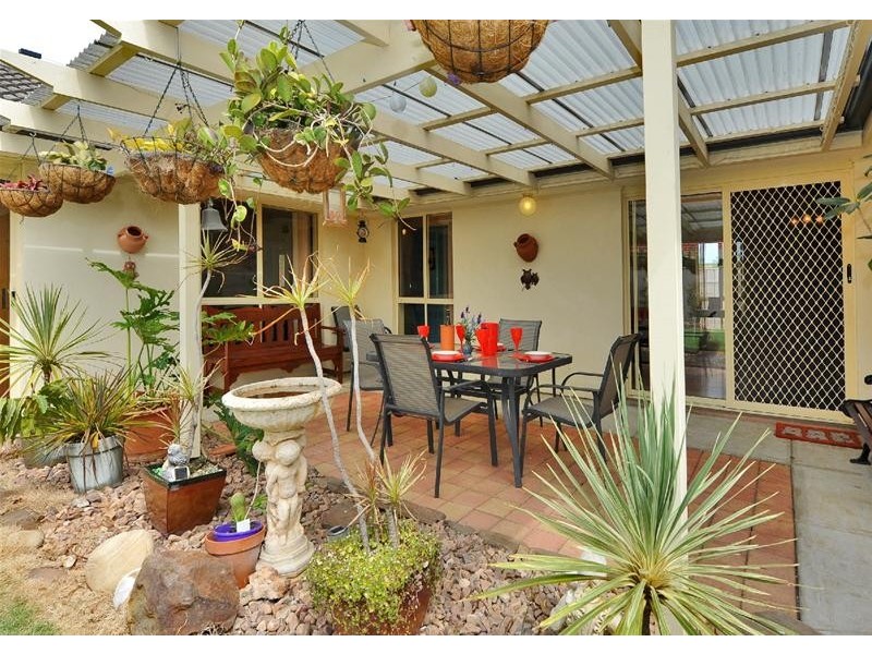 6 Warburton Drive, Woodcroft SA 5162