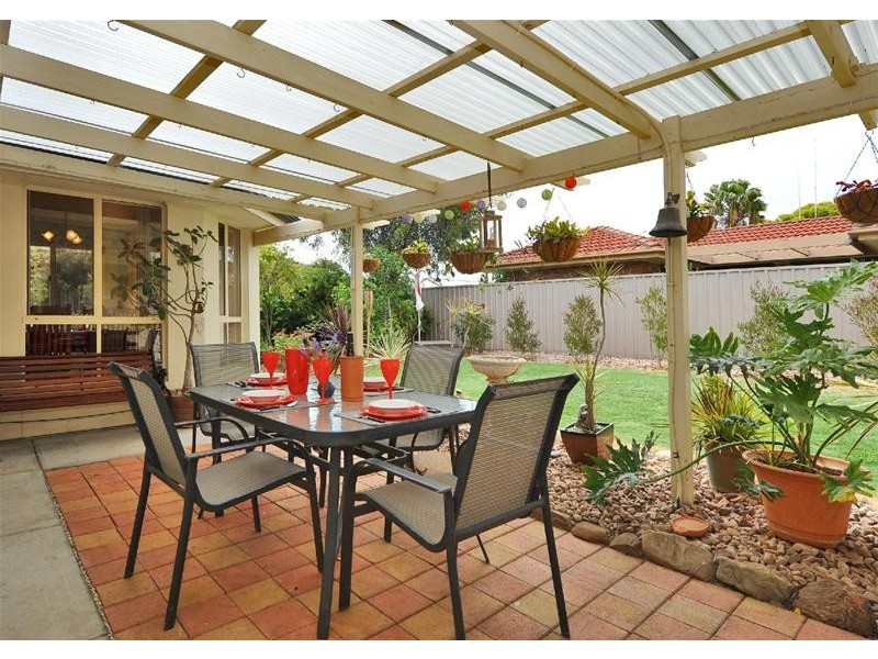 6 Warburton Drive, Woodcroft SA 5162