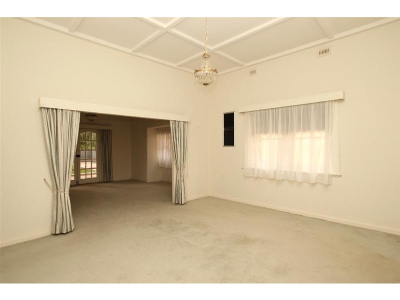 2 Giles Avenue, Glenelg SA 5045