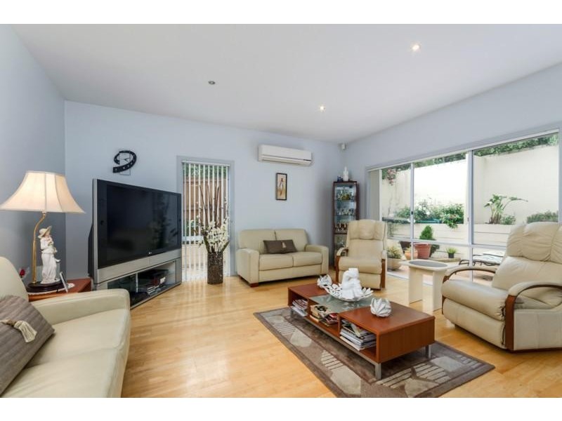 2/44 Cook Street, Newtown VIC 3220