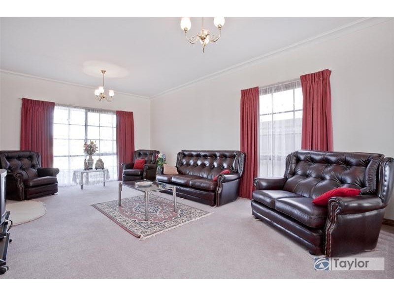 27 Glastonbury Drive, Highton VIC 3216