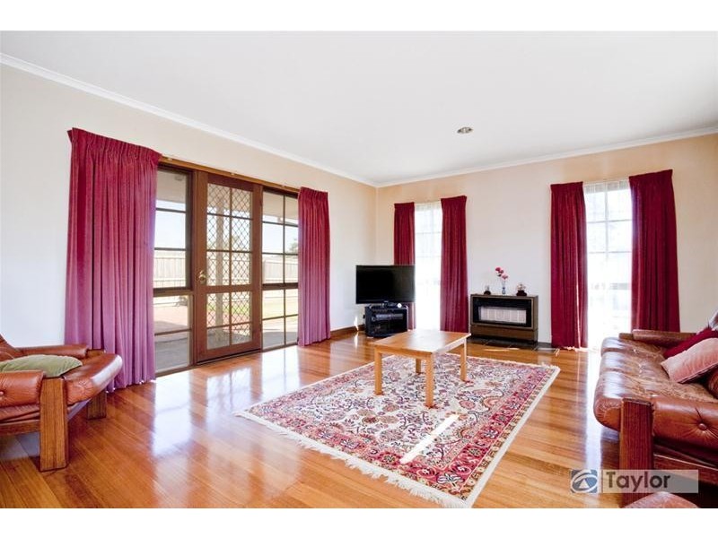 27 Glastonbury Drive, Highton VIC 3216