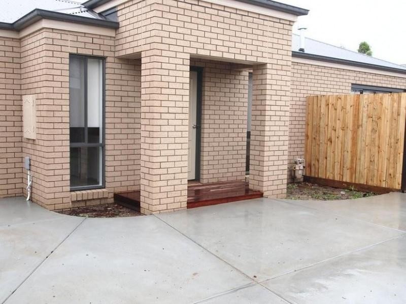 2/22 Lancaster Avenue, Newcomb VIC 3219