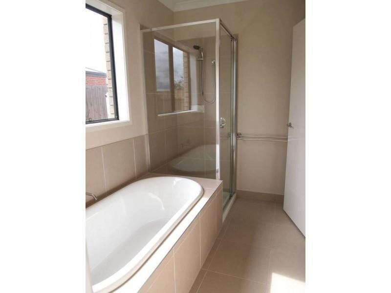 2/22 Lancaster Avenue, Newcomb VIC 3219