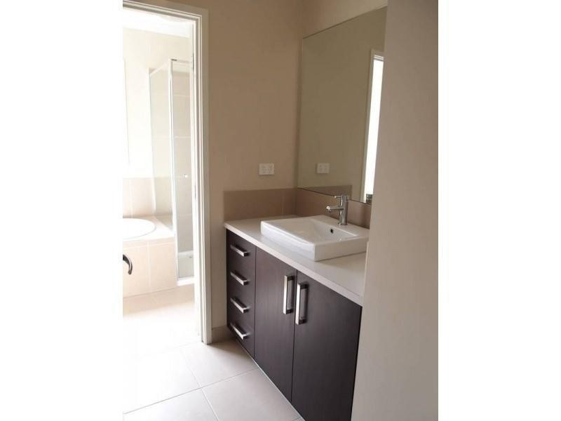 2/22 Lancaster Avenue, Newcomb VIC 3219