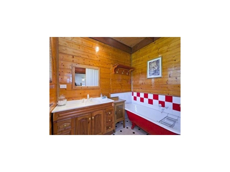 41 Mackinnons Bridge Road, Noorat VIC 3265