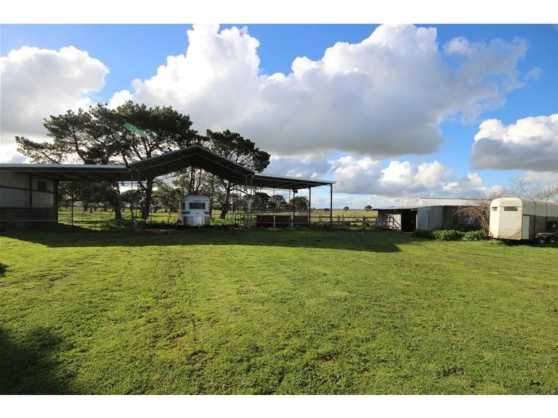 490 Hamilton Highway, Mortlake VIC 3272