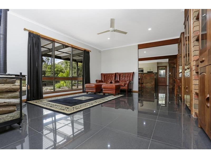 24 Mount Road, Mortlake VIC 3272
