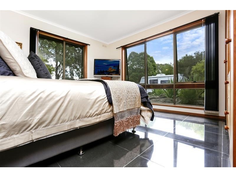 24 Mount Road, Mortlake VIC 3272