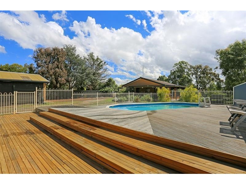24 Mount Road, Mortlake VIC 3272