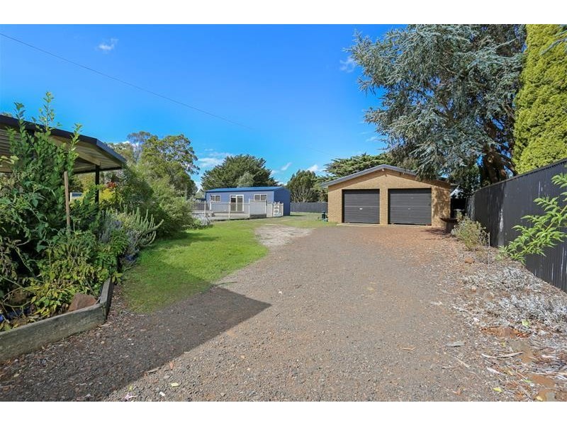 24 Mount Road, Mortlake VIC 3272