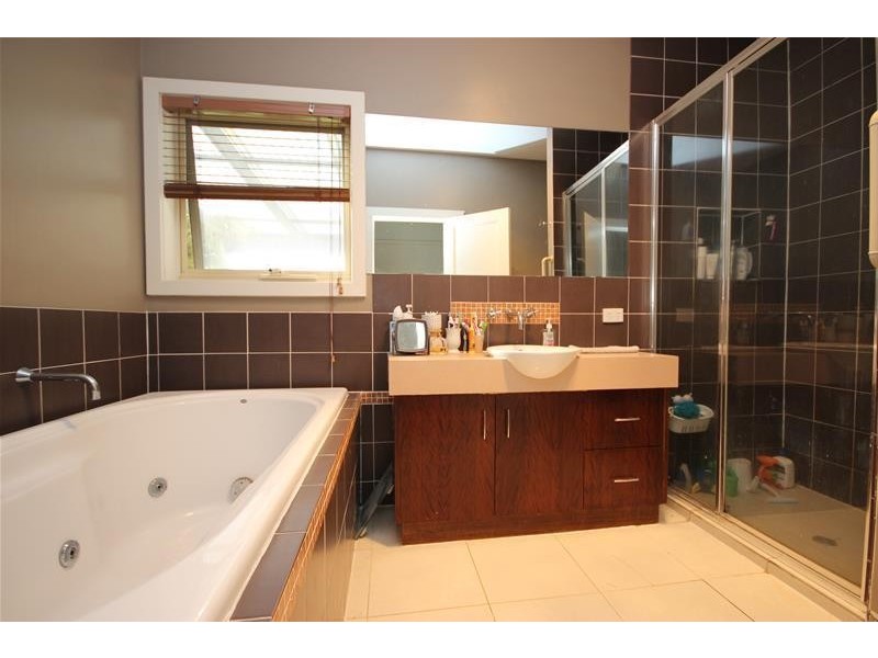 8 Wallace Avenue, Warrnambool VIC 3280