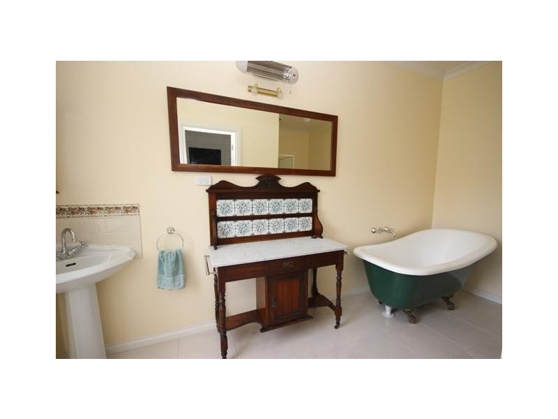 22 River Road, Woodford VIC 3281