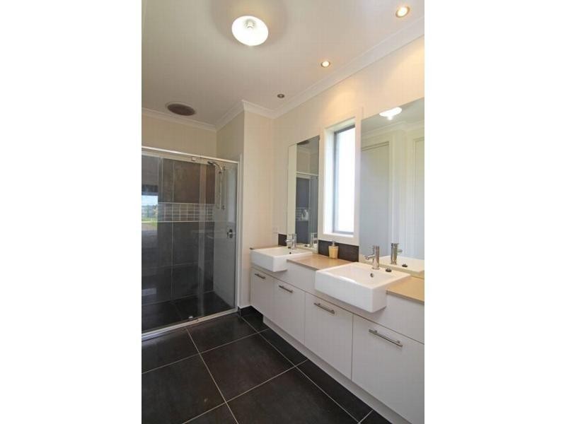 298 Southern Cross Road, Illowa VIC 3282