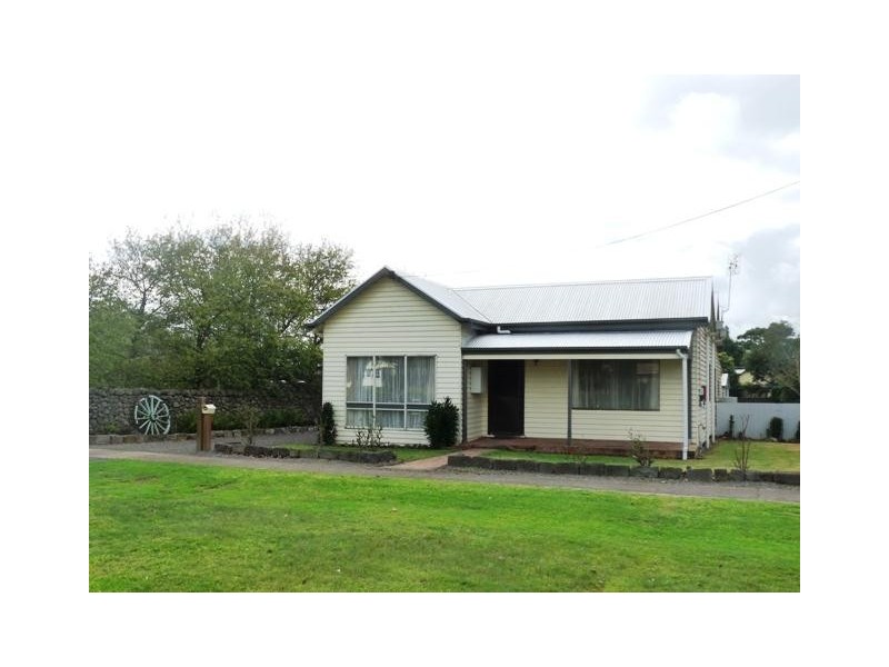 82 Watton Street, Penshurst VIC 3289